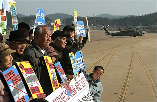 지난달 30일 기습시위에 직접 참가한 이규재 범민련 남측본부 의장(왼쪽에서 3번째) 